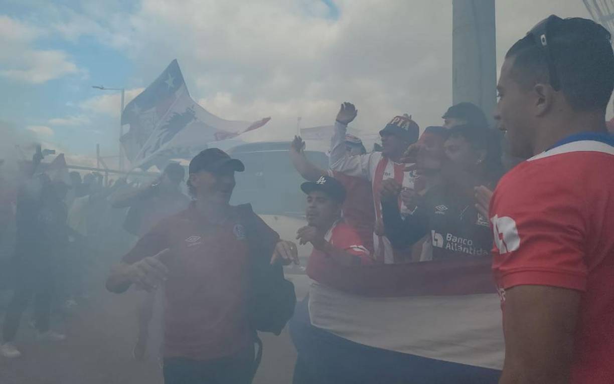 Pedro Troglio apenas se alcanzaba ver a la llegada del plantel del Olimpia por el humo de las bengalas.