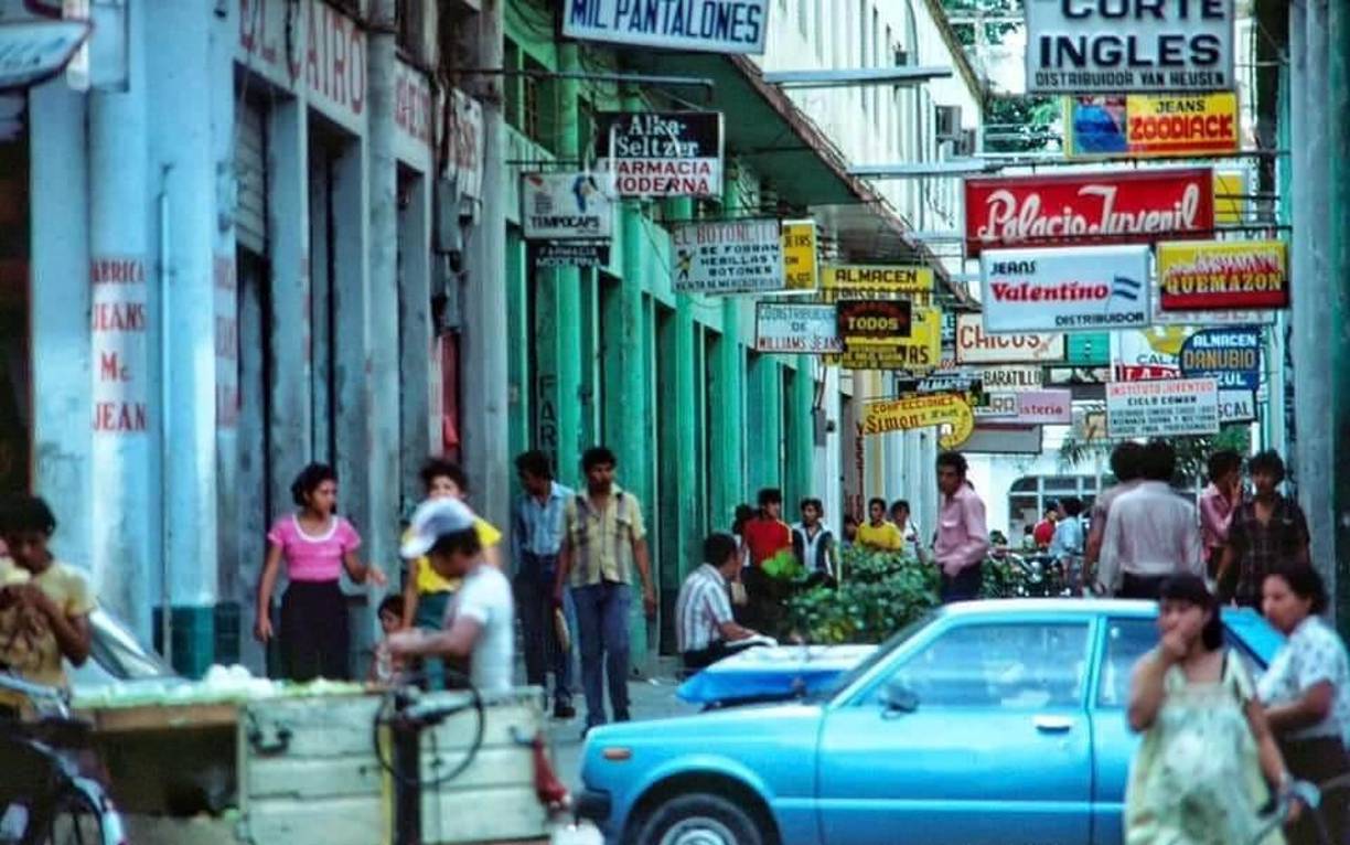 El famoso Pasaje Valle en el centro de la ciudad, la foto es de 1980, en ese tiempo predominaban negocios de emprendedores.