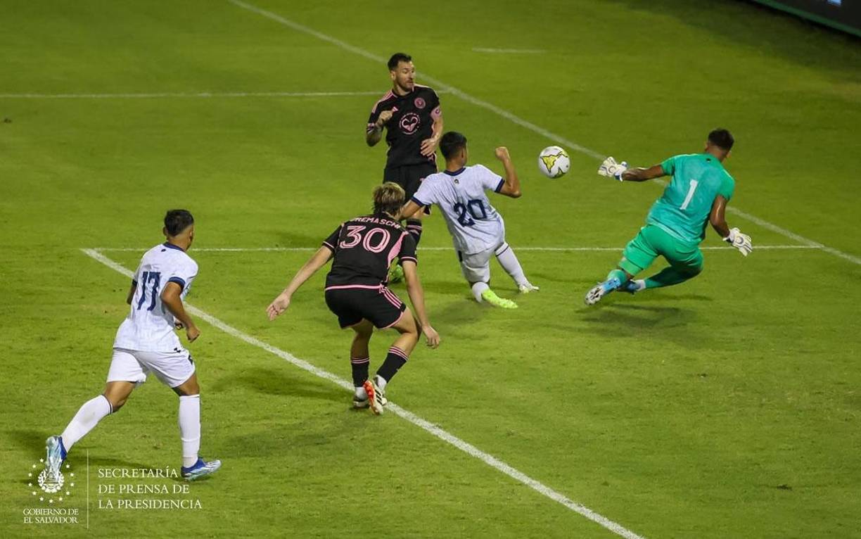 El portero de El Salvador, Mario González, evitó el gol de Messi en un par de ocasiones.
