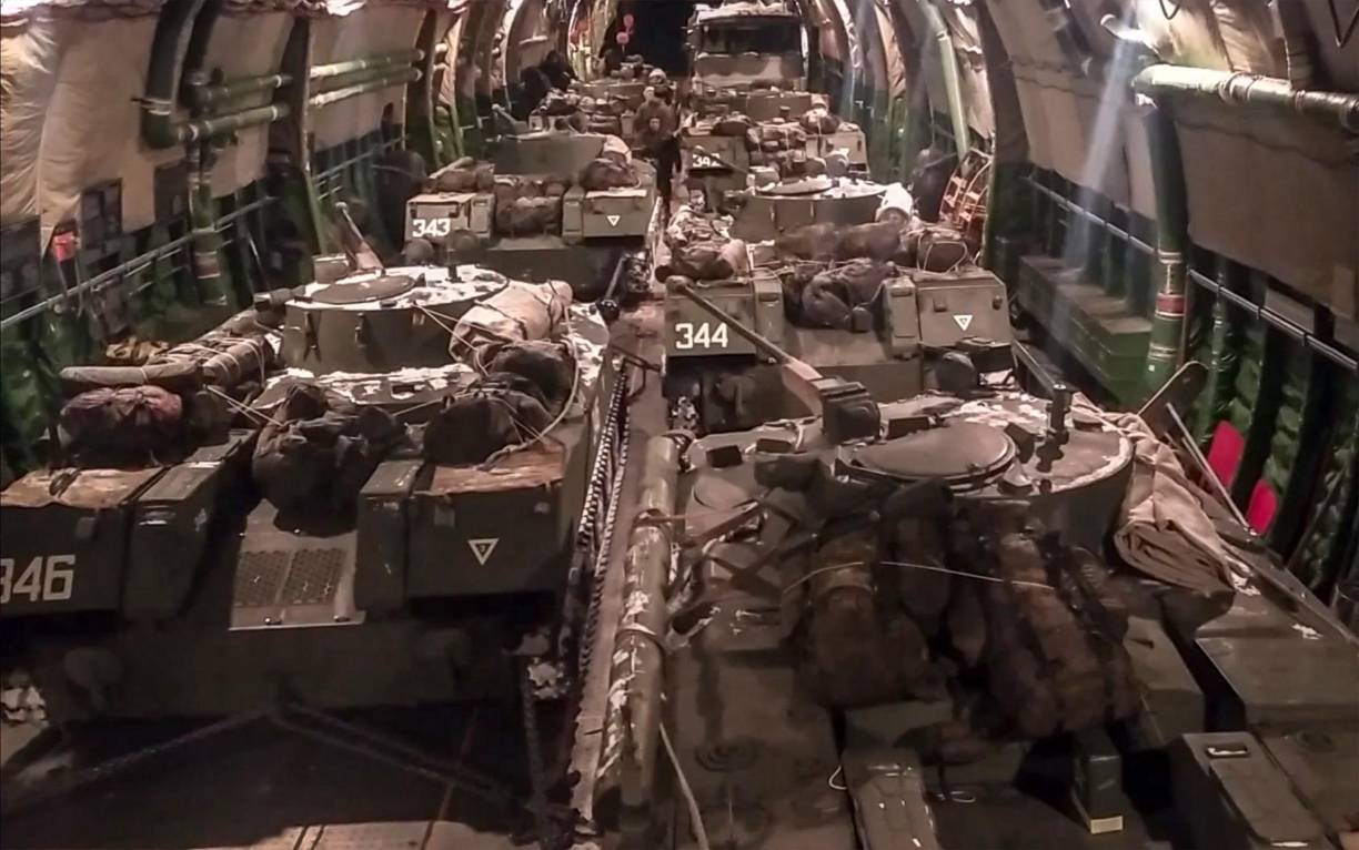 En la segunda etapa, del 10 al 20 de febrero, se llevarán a cabo los ejercicios militares conjuntos, en los que se ensayará el fortalecimiento de sectores fronterizos por los que eventualmente podrían penetrar en Bielorrusia grupos armados.