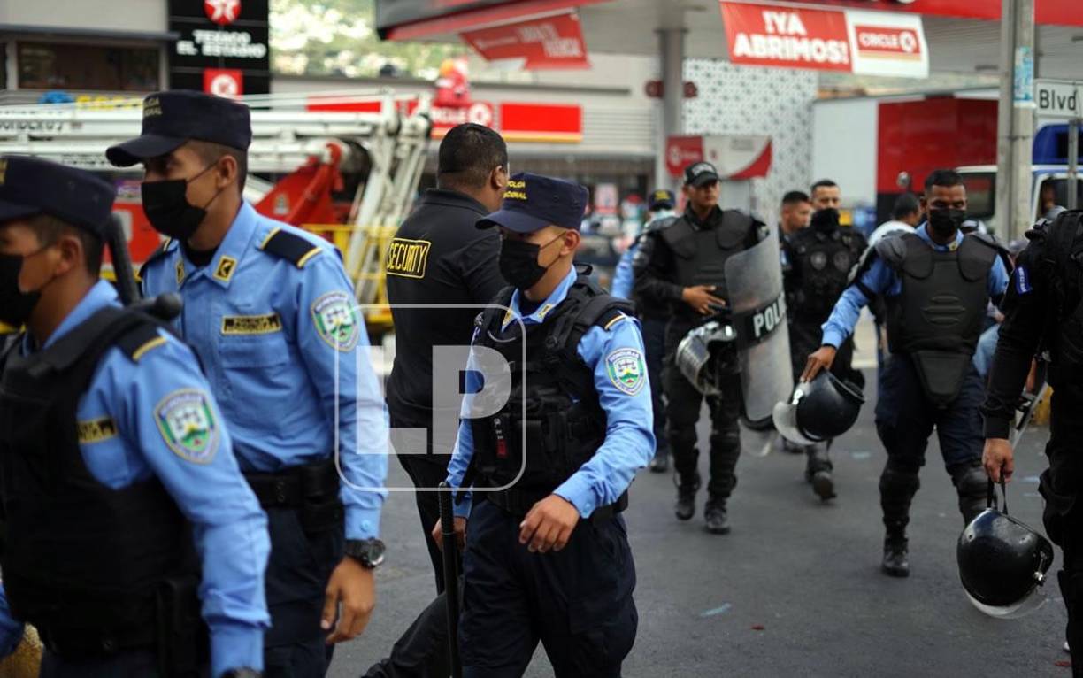 Los elementos de la Policía, militares y Fuerzas Especiales se han desplazado a los alrededores de la instalación para tener un mejor control.
