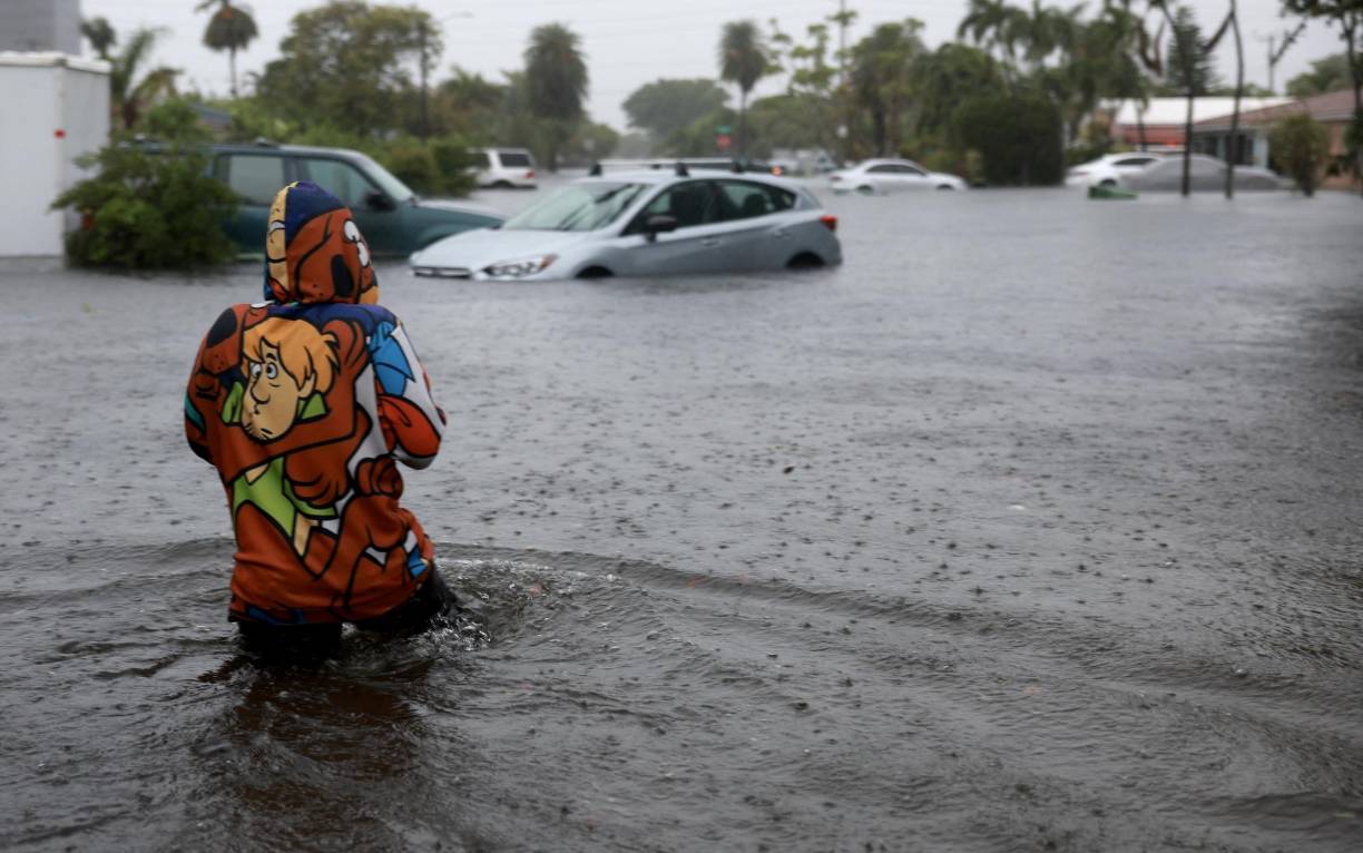 El gobernador de Florida, Ron DeSantis, declaró el estado de emergencia en los condados de Broward, Collier, Lee, Miami-Dade y Sarasota, por las fuertes lluvias que provocaron inundaciones en ese estado de EEUU el miércoles por la tarde. 