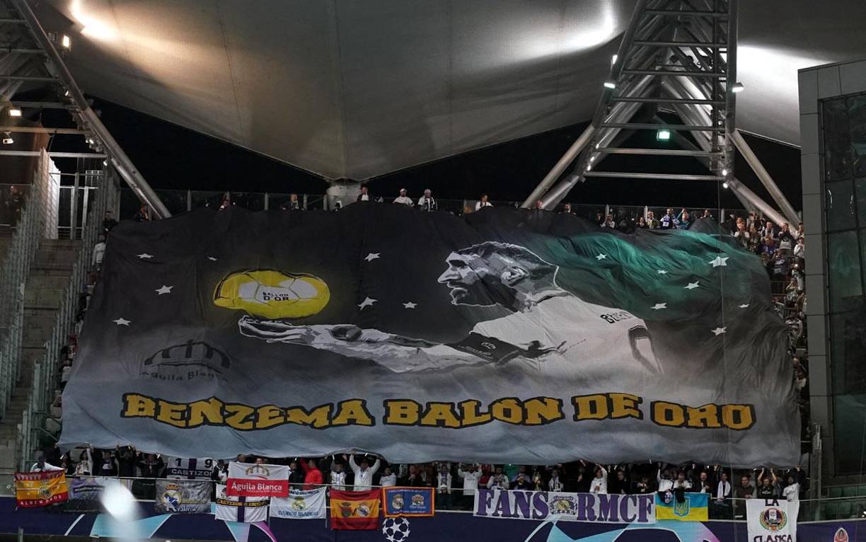 Los aficionados del Real Madrid recibieron al equipo en el estadio Municipal del Legia de Varsovia con una manta con la frase “Benzema Balón de Oro”.