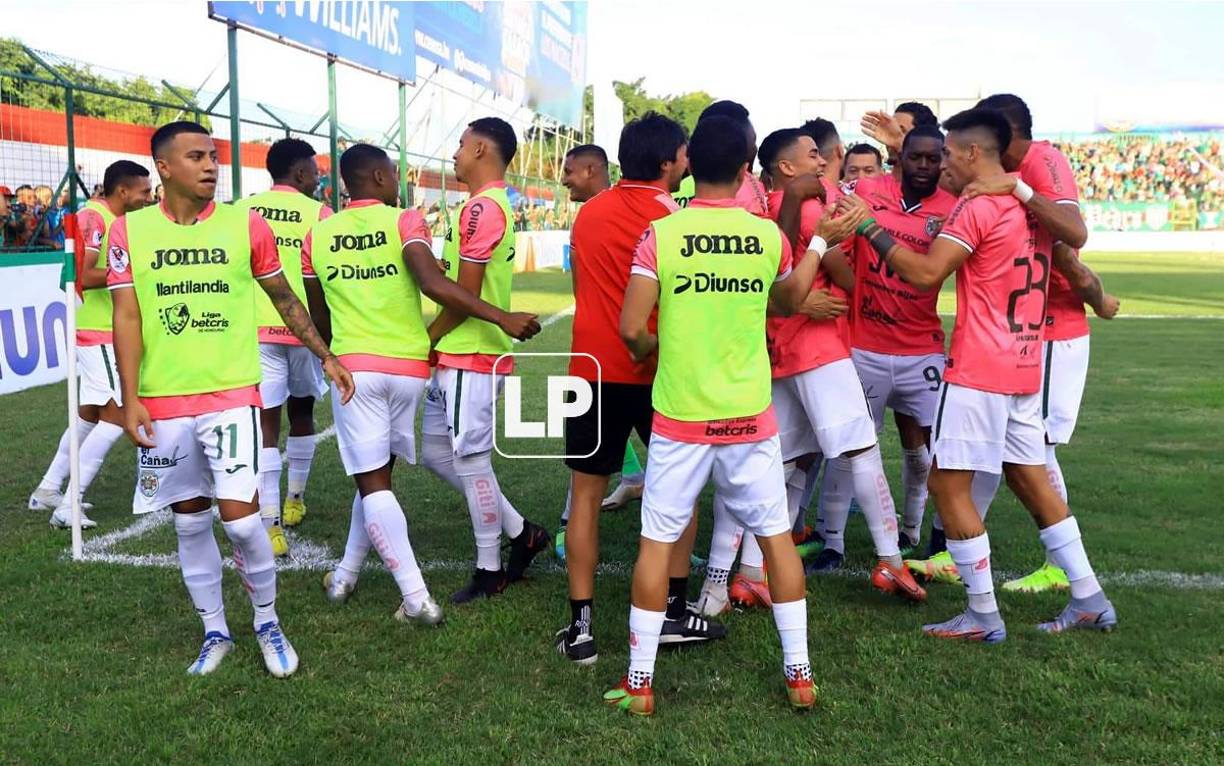 Los jugadores del Marathón festejan el primer gol en el derbi sampedrano.