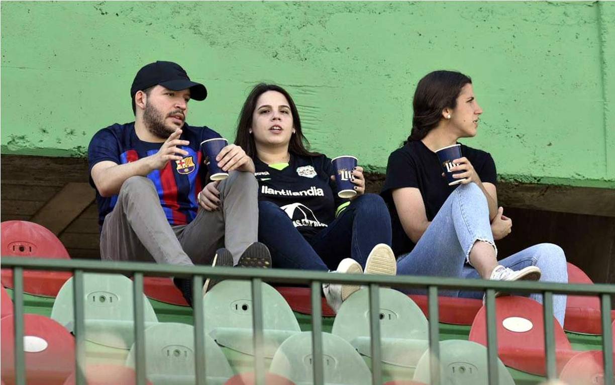 Una buena tarde de fútbol y cervezas se vivió en las gradas del estadio Yankel Rosenthal.