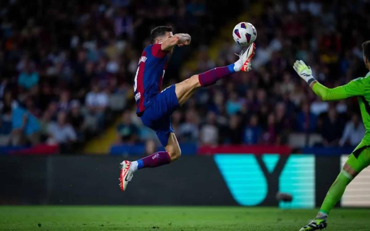 El tremendo salto que dio Robert Lewandowski para puntear el balón por encima del portero del Celta para marcar el descuento del Barcelona.