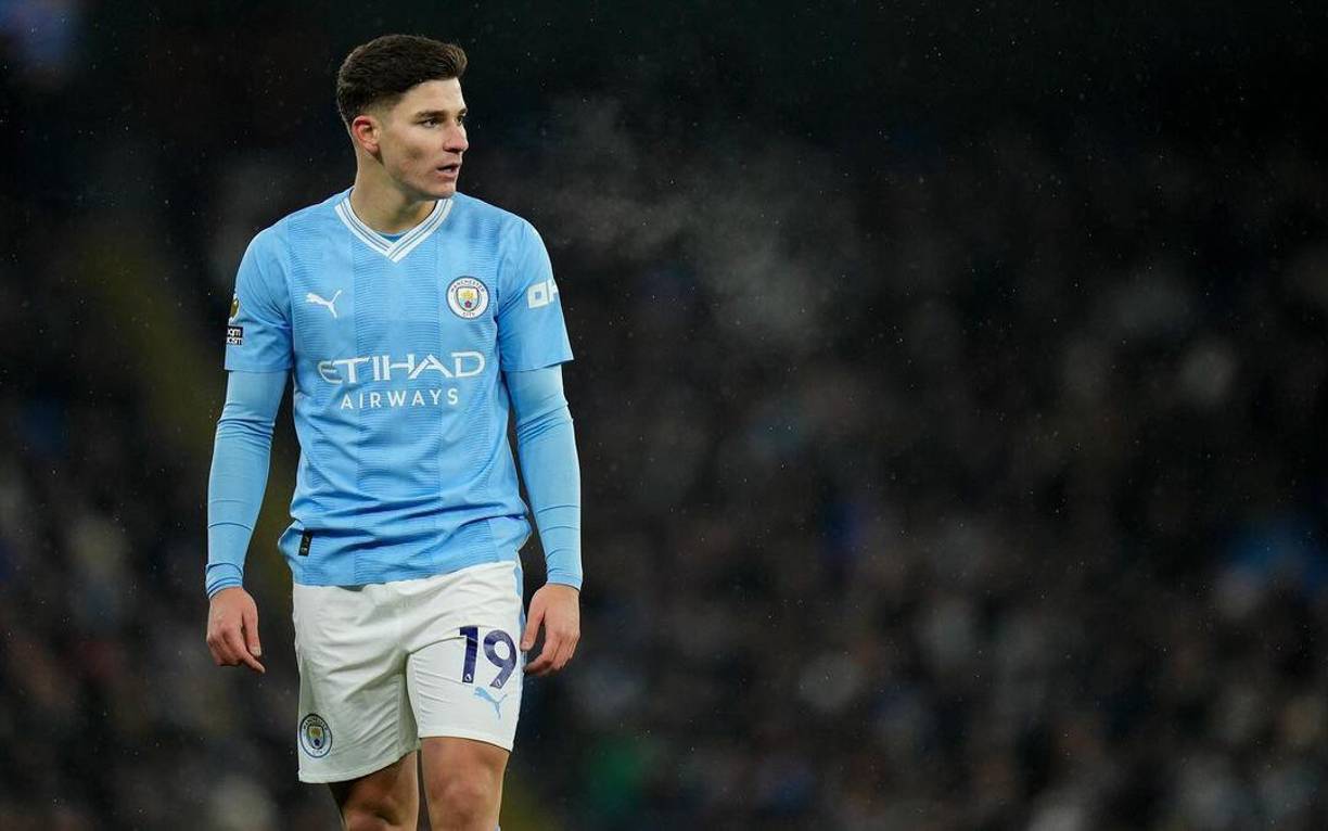 Julián Álvarez sobre su futuro con Manchester City: “Estoy feliz aquí. La temporada pasada y desde el primer momento me han ayudado mucho. Obviamente uno sigue soñando y sigue queriendo ganar más títulos. Ahora nuestro objetivo es volver a ganarlos”.