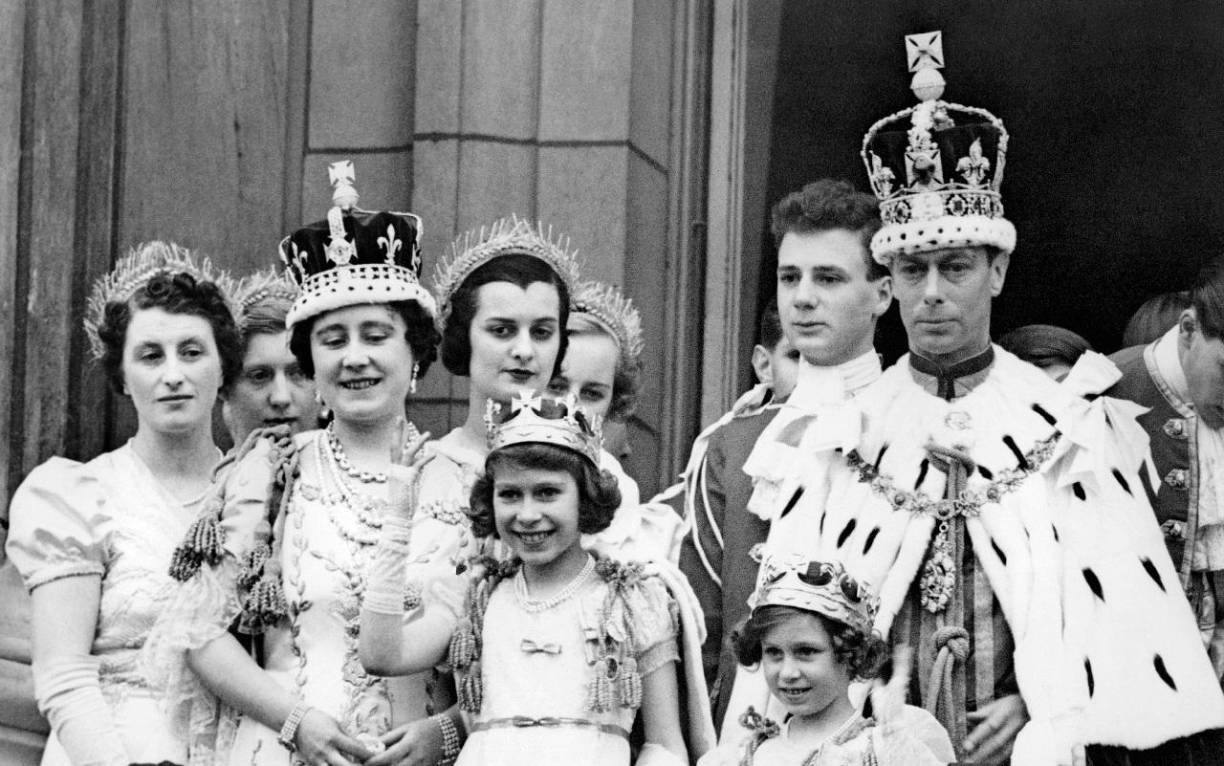 El 12 de diciembre de 1936, Isabel se convirtió en heredera al trono con la ascensión de su padre, el rey Jorge VI , tras la abdicación de su tío Eduardo VIII, que renunció para casarse con la divorciada estadounidense Wallis Simpson.