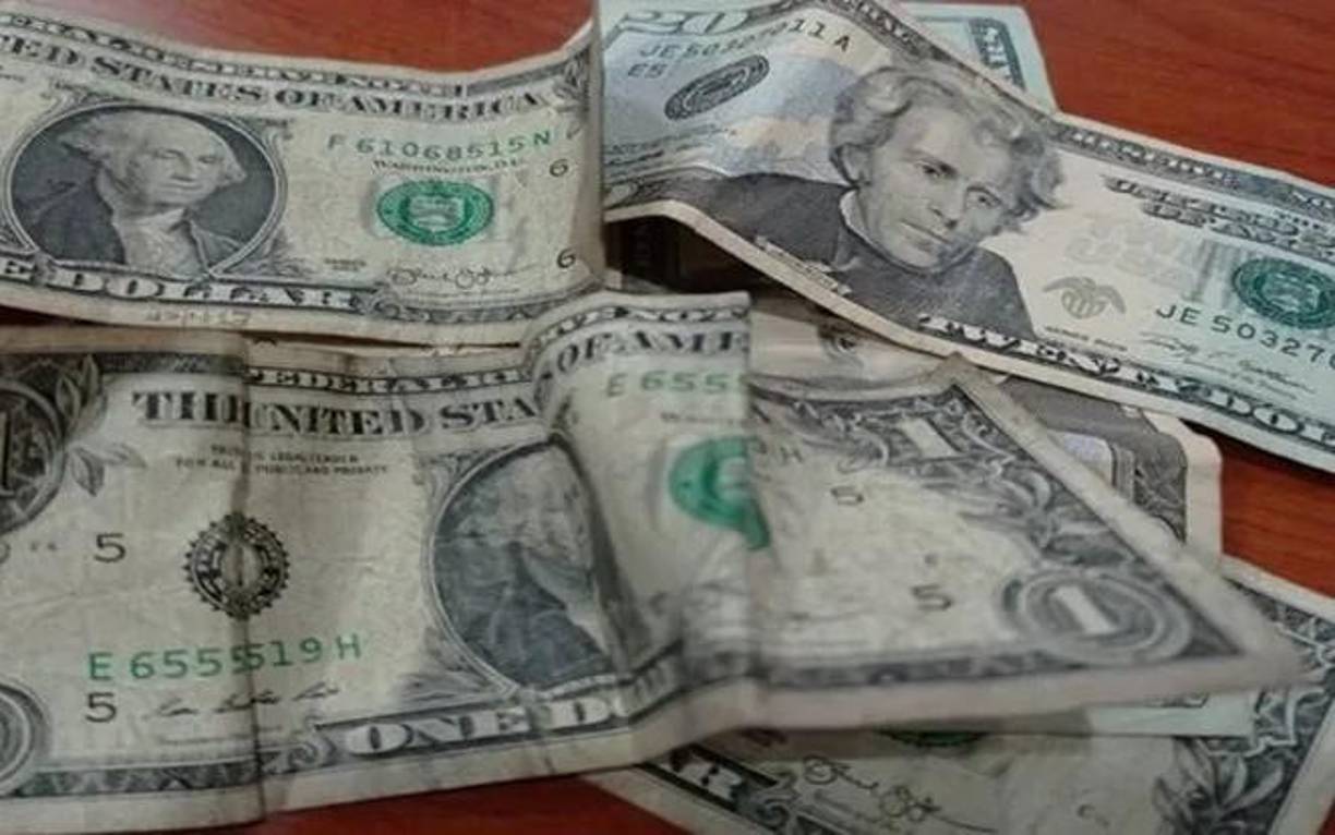 La determinación implica que los billetes con rasgaduras, bordes dañados o con signos de deterioro notable ya no son válidos en estas tiendas y en otros puntos de transacción.