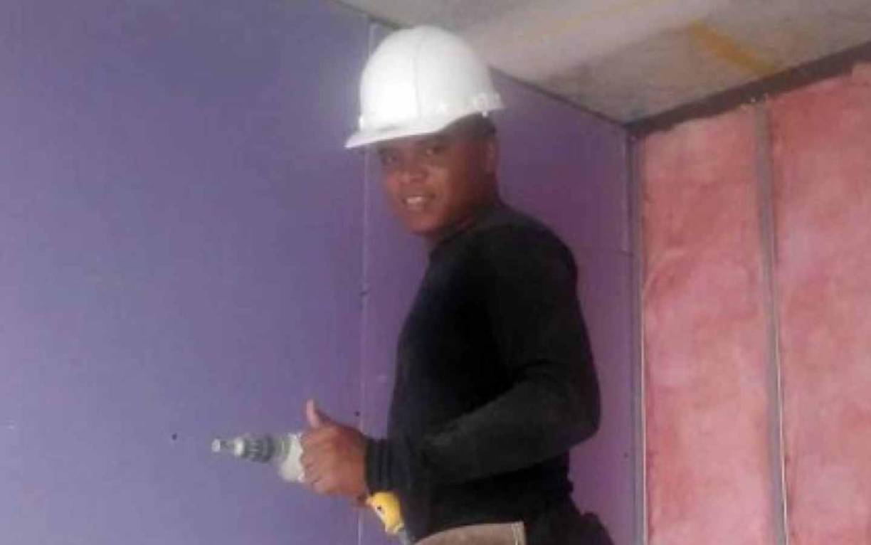 CHicharito Ramos se fue a EUA donde combina su tiempo entre el trabajo en una compañía dedicada a la instalación de ventanas y el fútbol burocrático.