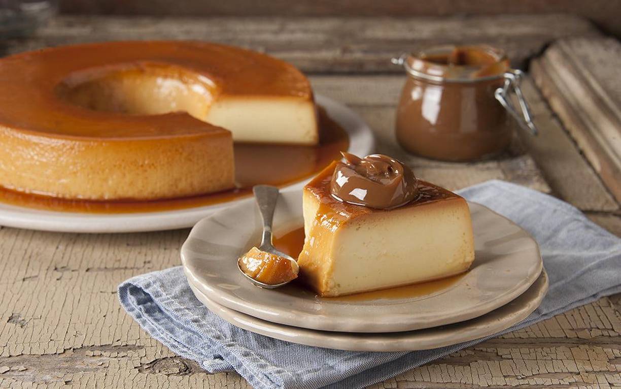 7. Postres: dulce final con flan y tres lechesPara cerrar con broche de oro, el flan mexicano, con su textura suave y sabor a caramelo, es el postre ideal.