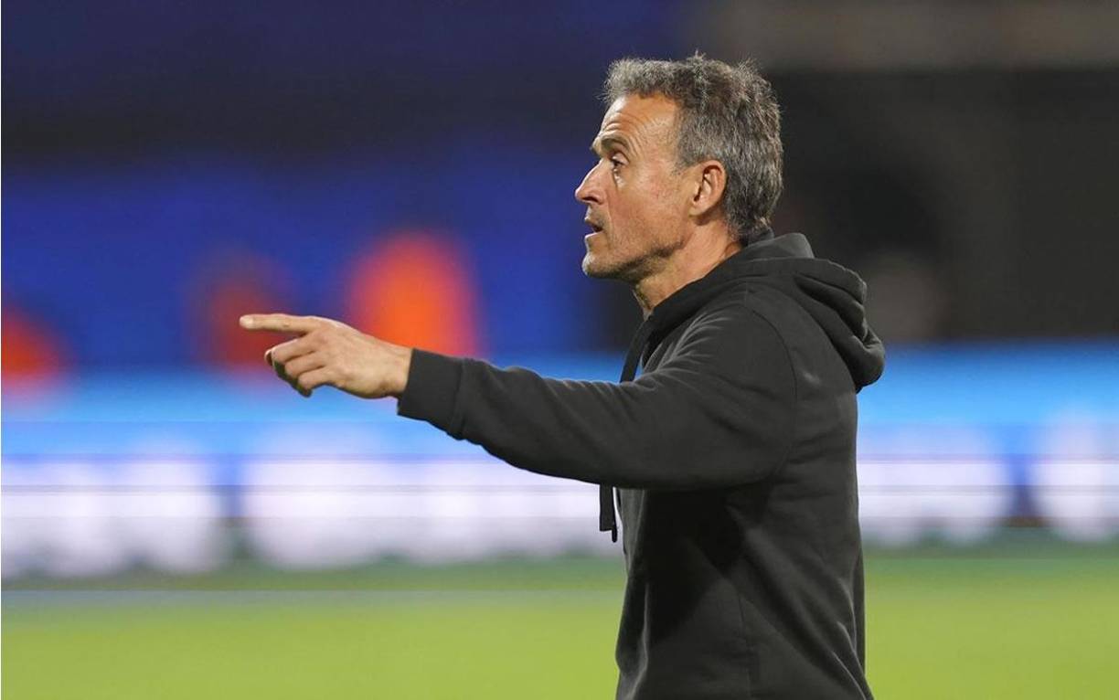 El Napoli ha iniciado contactos con Luis Enrique Martínez para que sea su próximo entrenador. Aurelio de Laurentiis, presidente del club italiano, ha asumido personalmente la tarea de encontrar un reemplazo para Luciano Spalletti, quien deja el cargo después de conseguir el tercer título de la Serie A. Según informes del diario Corriere dello Sport, De Laurentiis habría llamado directamente al español, cuyo nombre ha sonado con fuerza en los últimos días como candidato al puesto.