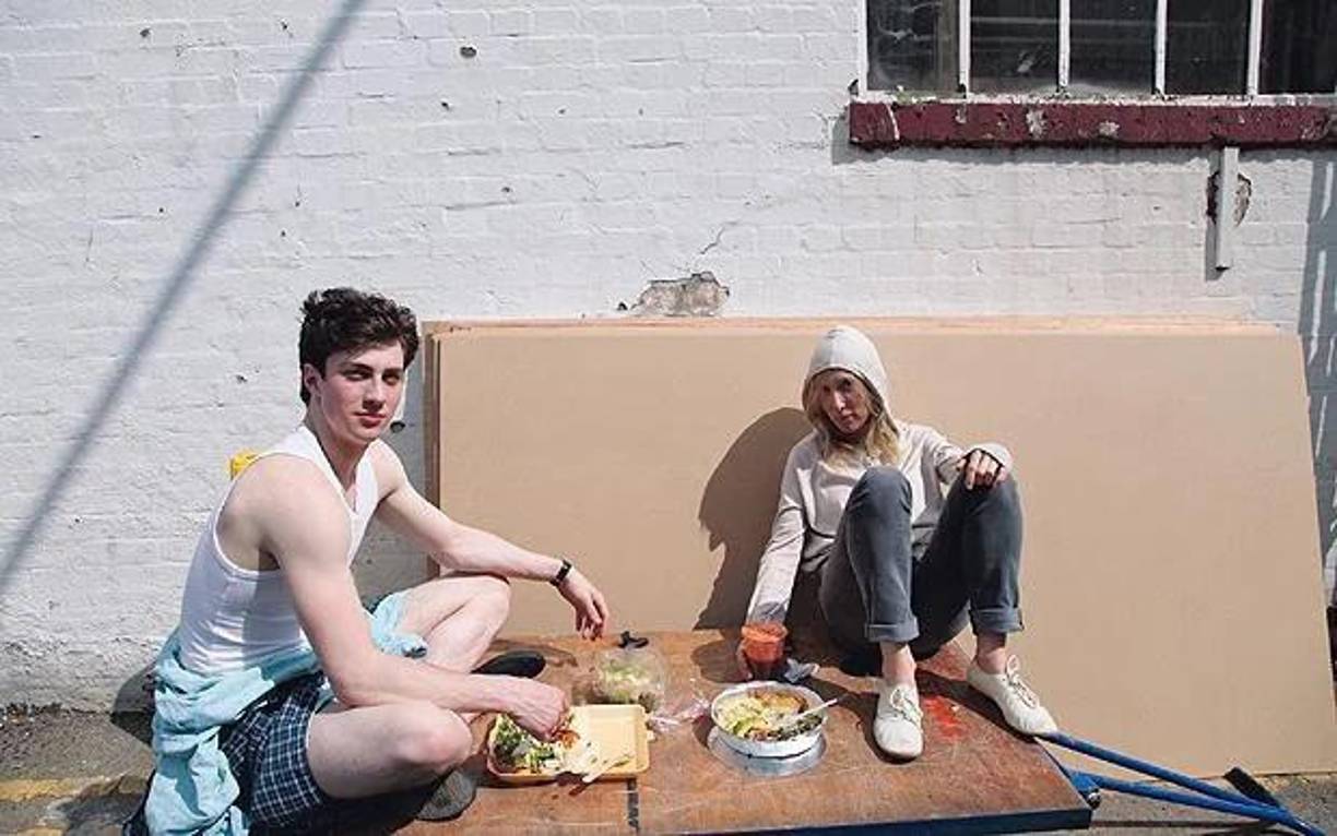 Esta imagen es de un receso durante el rodaje el rodaje de “Nowhere Boy”. Sam se hizo muy amiga de los padres de Aaron durante ese tiempo. Frecuentando a la familia posterior a las filmaciones. 