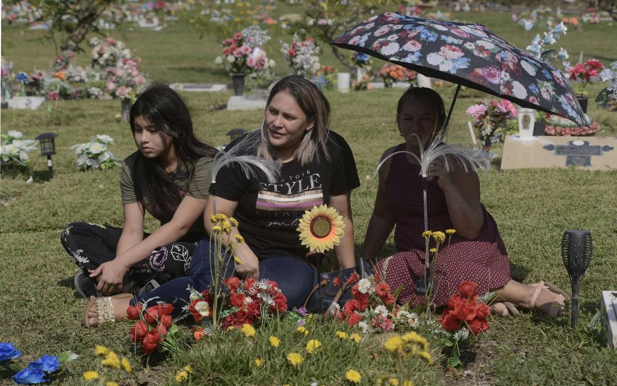 En ese instante se escucharon unas detonaciones, por lo que Jayro no escatimó esfuerzos para extender sus brazos sobre Keiry buscando protegerla a través de un inmenso abrazo y colocando su cuerpo por encima de todo, pero de repente la inocente niña lo tocó y le exclamó con voz entrecortada: “Papi...”, le mostraba con sus dedos cómo desangraba su cuello.