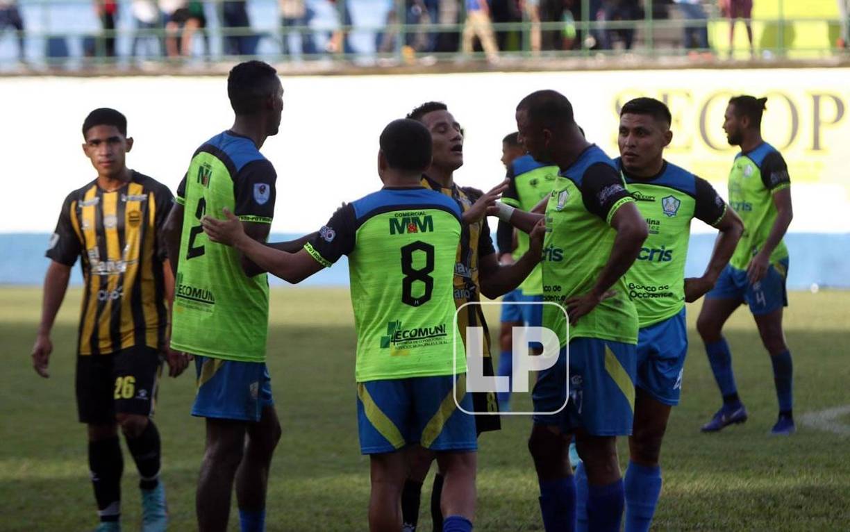Jugadores del Olancho FC y Real España se saludaron al final del partido.