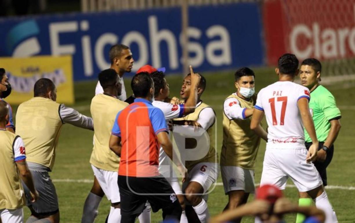 Todo el Olimpia estaba muy molesto con el árbitro Armando Castro.