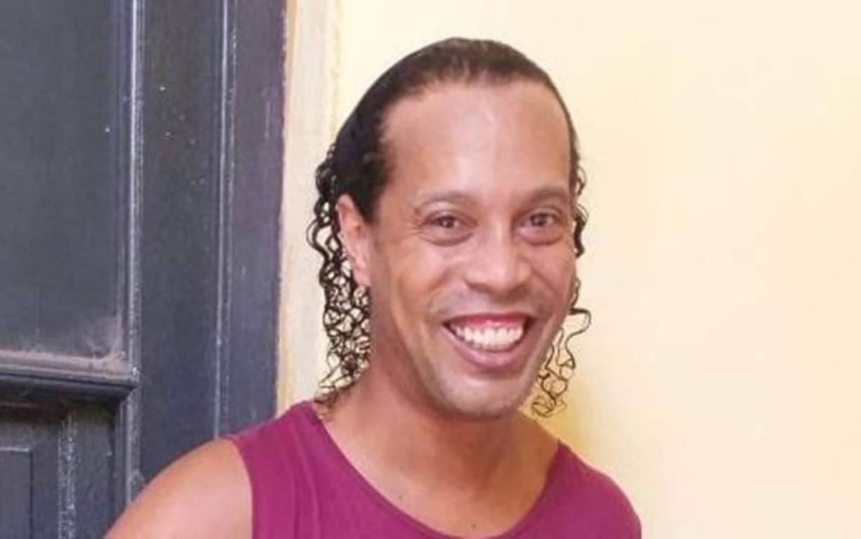 El periodista paraguayo, Hernán Rodríguez ha compartido esta imagen del histórico exjugador en la cárcel, en la que se le ve en buenas condiciones. Y siempre con su icónica sonrisa.