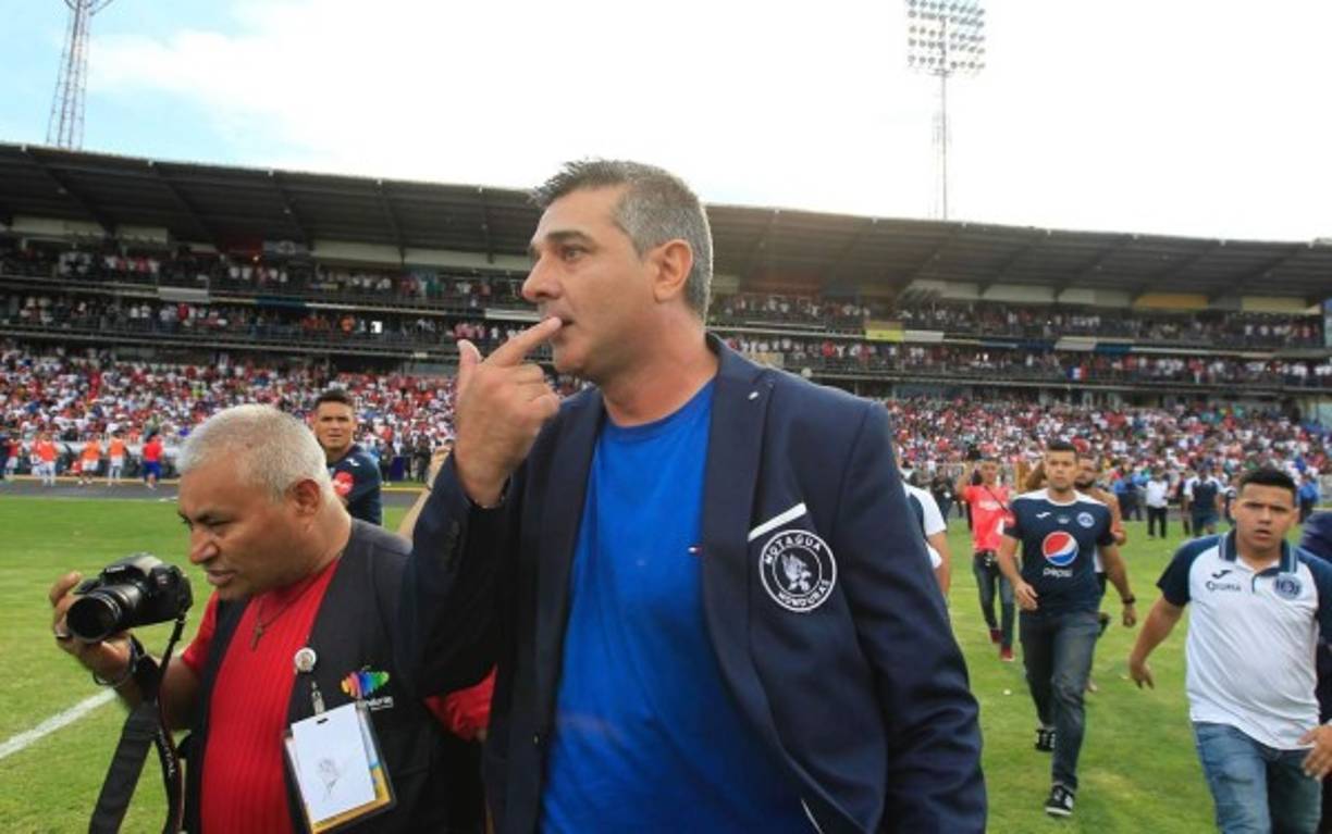 Diego Vázquez le muestra al árbitro donde fue golpeado.