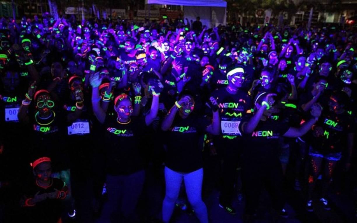 Previo a la carrera, los participantes calentaron al ritmo de la buena música del 'Neon Run'.