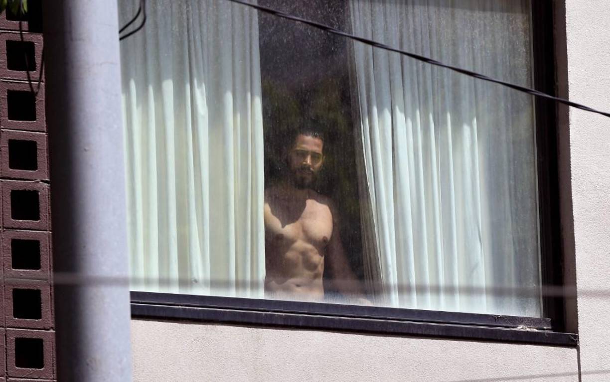 En el cuarto piso del hotel donde tienen a Djokovic hay una pequeña área al aire libre, una de las pocas que no está herméticamente sellada, ya que las ventanas de las habitaciones no se abren.