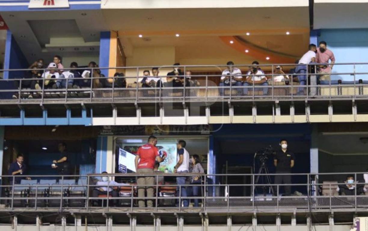 En palcos del Olimpia y Motagua hubo presencia de muchas personas.