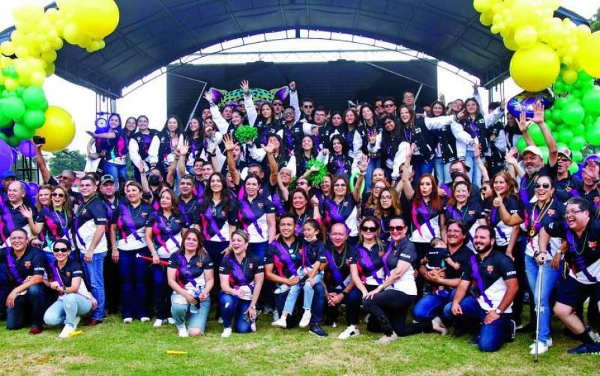 Los padres de familia junto a sus hijos en la entrada de la Escuela Seran. 