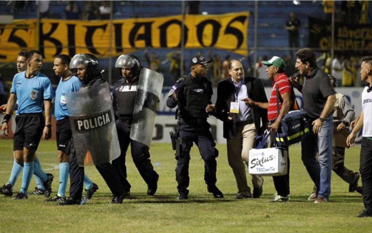 Al final del partido, Héctor Vargas se fue a reclamarle a la cuarteta arbitral del partido.