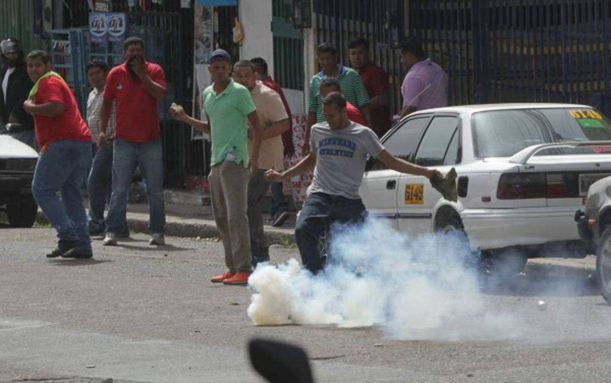 Transportistas y policías se enfrentaron en la salida al sur de Tegucigalpa.