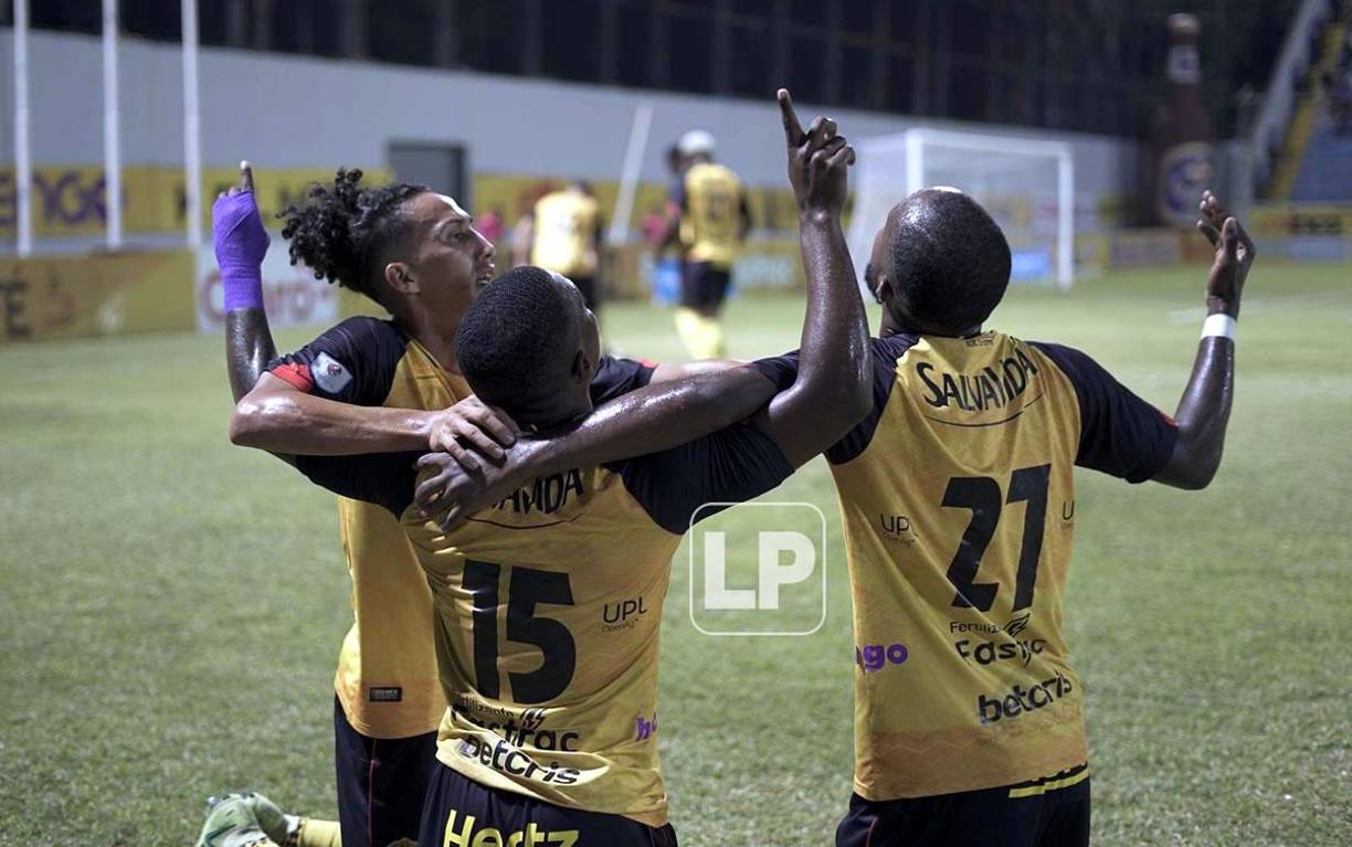 El festejo de ls jugadores del Real España tras el gol de Júnior Lacayo.