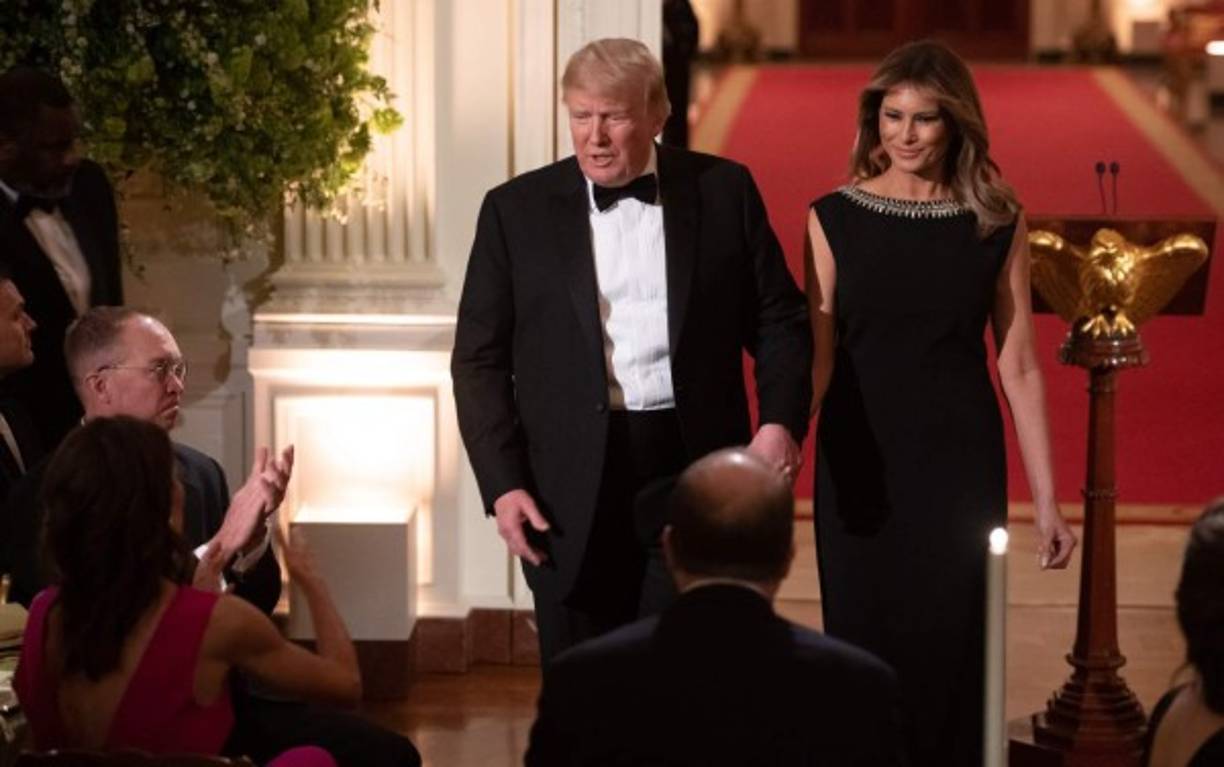 Melania eligió un elegante vestido negro, valorado en 4,000 dólares, firmado por la diseñadora venezolana Carolina Herrera para la importante ocasión.