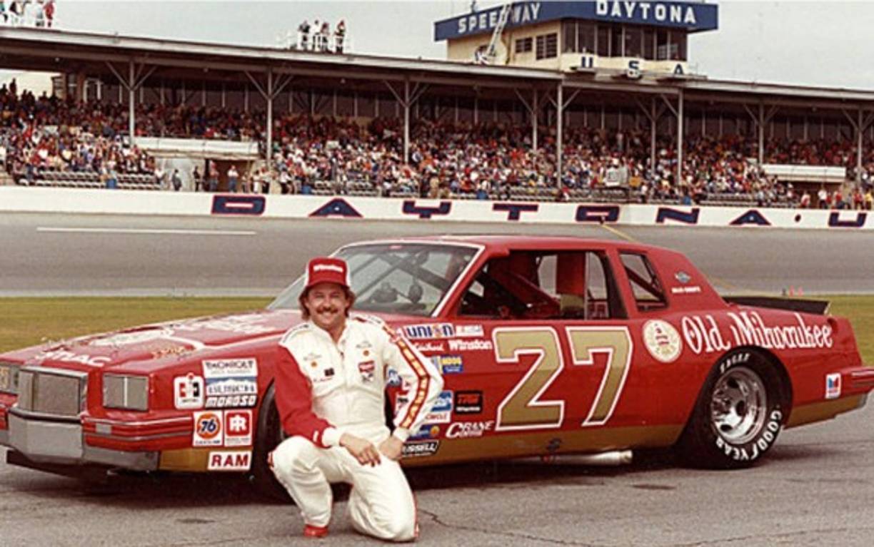 Tim Richmond, fue un expiloto estadounidense, competidor de la Copa NASCAR . Se divertía con mujeres en salidas nocturnas. En aquel entonces, se creía que el virus afectaba exclusivamente a homosexuales y drogadictos.