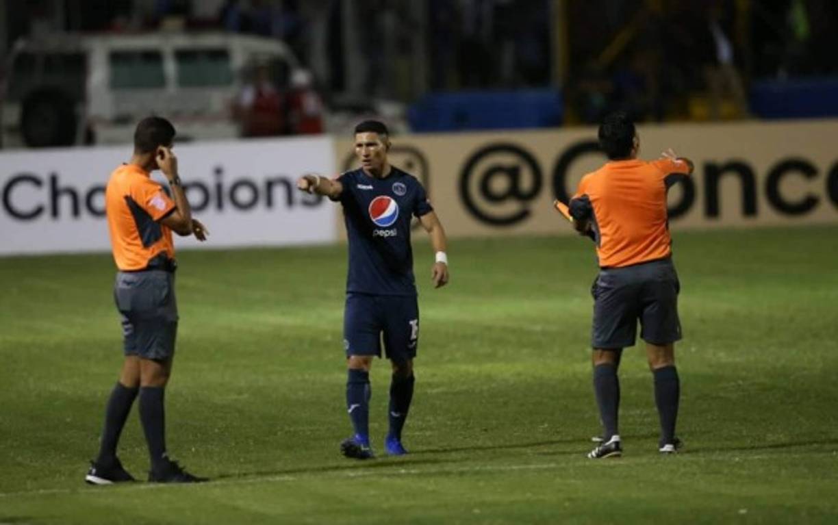 Héctor Castellanos fue expulsado al ver la segunda tarjeta amarilla por una falta que él no cometió, sino que la hizo Erick Andino, quien no estaba amonestado.