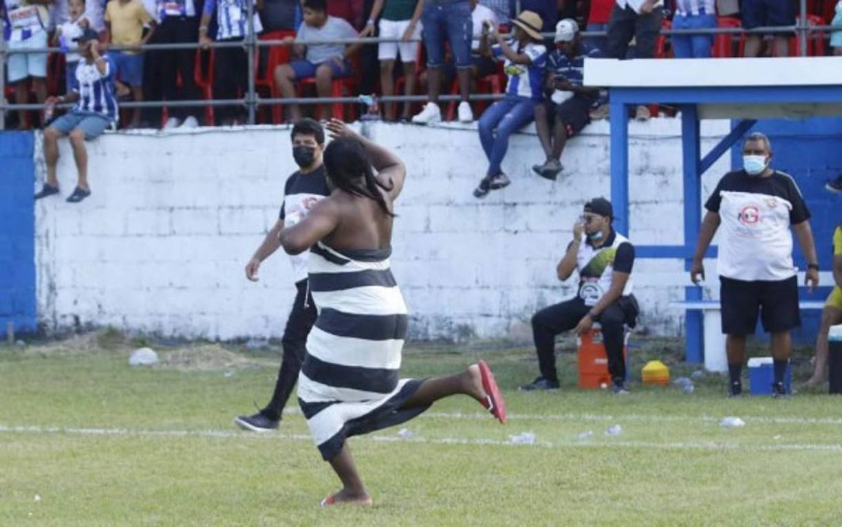'La More', reconocido comediante en las redes sociales, se coló en los festejos y se robó el show en la final de la Liga de Ascenso.