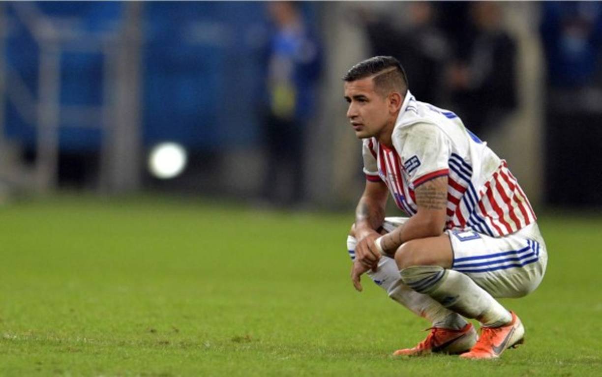 Derlis González falló el quinto penal de Paraguay y no lo podía creer.