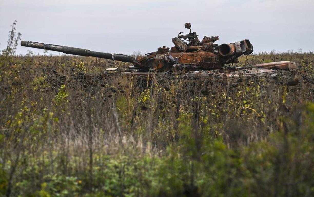 Un tanque ruso abandonado quemado se encuentra en un campo de girasoles cerca de Izyum, en el este de Ucrania.