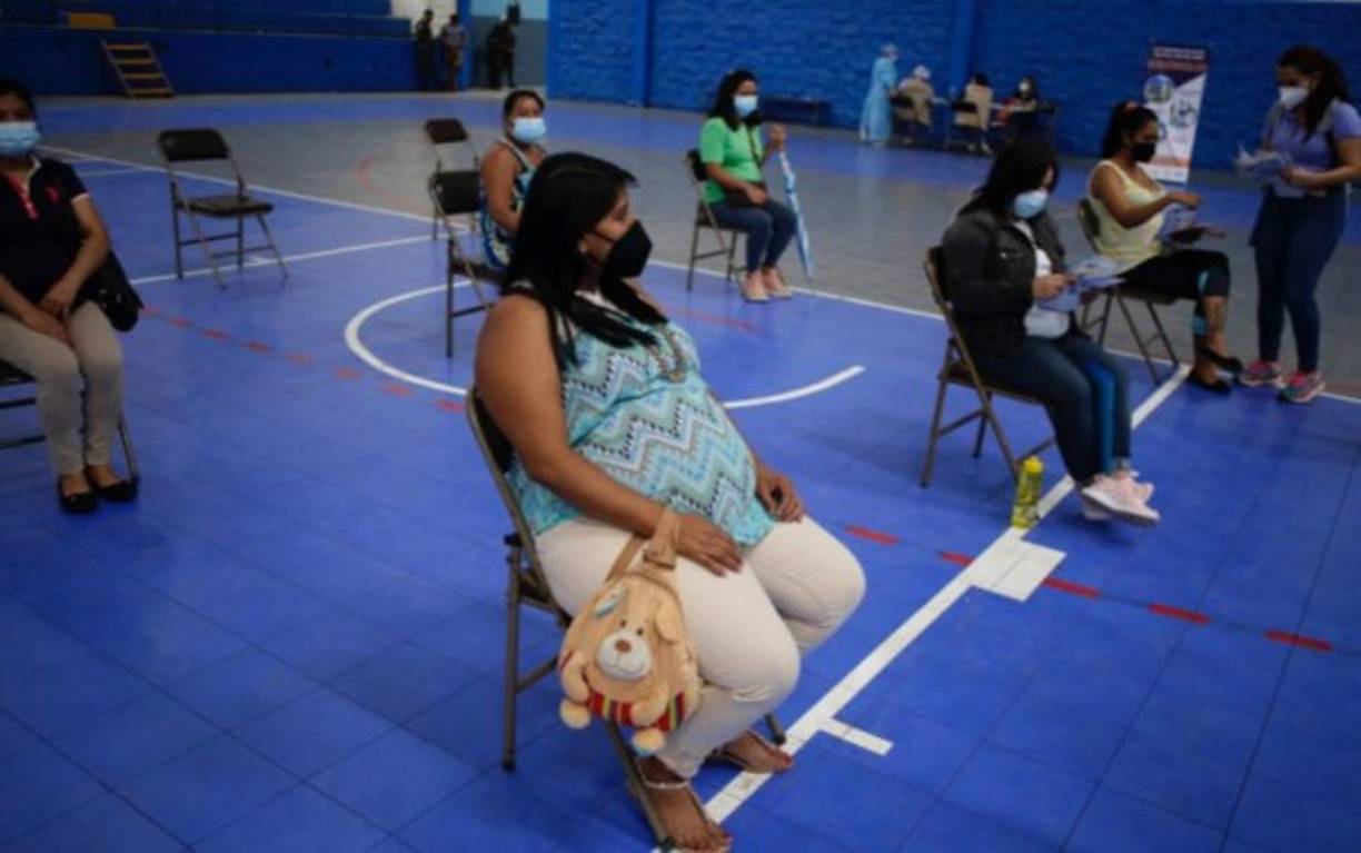Durante la sexta jornada de vacunación se espera inocular a unas 150 mil mujeres embarazadas con la primera dosis de Pfizer y Moderna en el territorio hondureño.