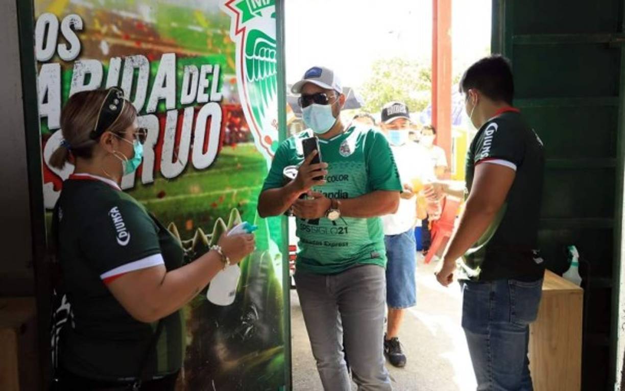 En la entrada del estadio Yankel Rosenthal han seguido todas las medidas de bioseguridad.