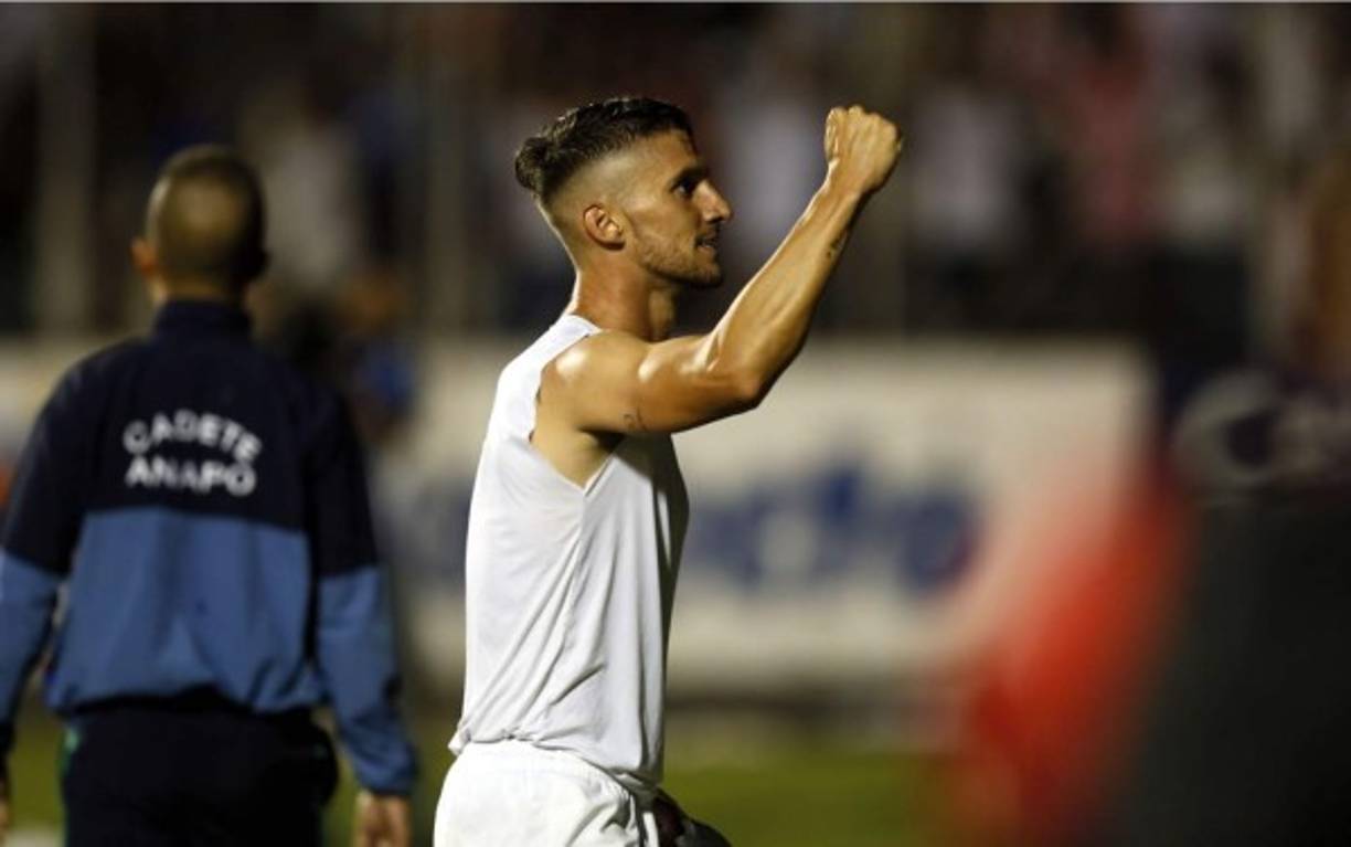 El defensa argentino Esteban Espíndola celebró y agradeció a los aficionados del Olimpia por el apoyo.