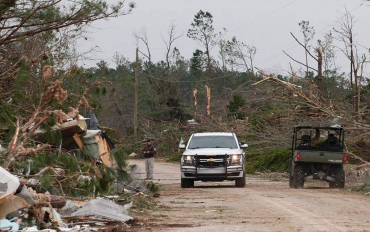 'Los tornados y las tormentas fueron realmente violentos y podrían venir más. A las familias y amigos de las víctimas, y a los heridos: ¡Qué Dios los bendiga!', añadió.