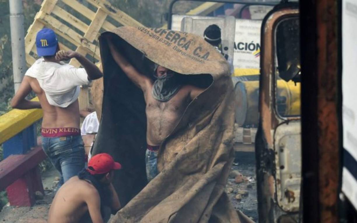 El gobierno de Nicolás Maduro se negó de plano a aceptarla, al denunciar que se trata de una fachada que esconde el inicio de una invasión militar liderada por Estados Unidos para derrocar al mandatario socialista.