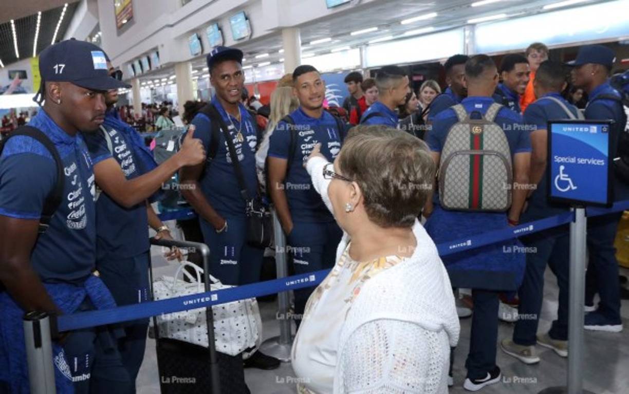 Tras la foto, la señora de forma muy amena sorprendió a los seleccionados con este gesto en donde loes deseó el mejor de los éxitos ante Ecuador.