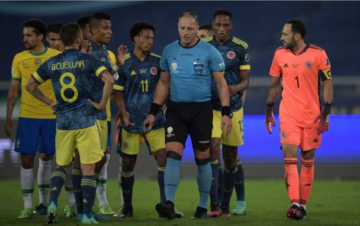 La jugada del gol del empate de Brasil estuvo antecedida de una acción polémica en la que un pase de Neymar chocó con el árbitro argentino Néstor Pitana. La pelota llegó a los pies de Renan Lodi, quien envió el centro para el cabezazo de Roberto Firmino. Eso desató los fuertes reclamos de los colombianos que pedía que la acción se anulara y reanudara con un bote a tierra.