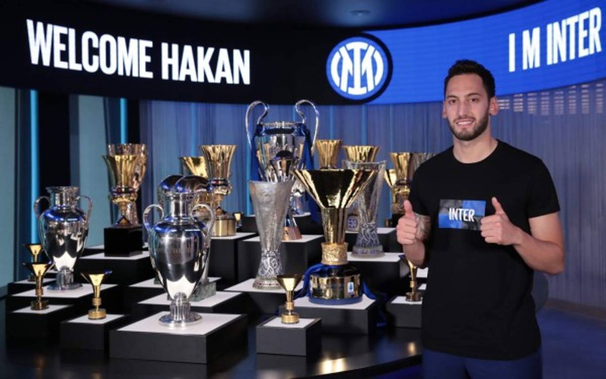 El turco Hakan Calhanoglu formalizó su fichaje por el Inter de Milán, con un contrato hasta 2024, tras no renovar su vínculo con el Milan, eterno rival del conjunto interista. Foto Twitter Inter.