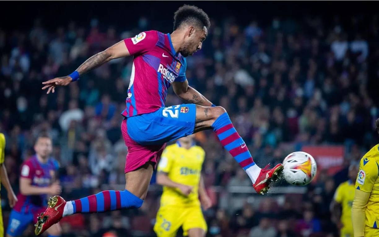 Pierre Emerick Aubameyang intentando rematar a la portería del Cádiz.