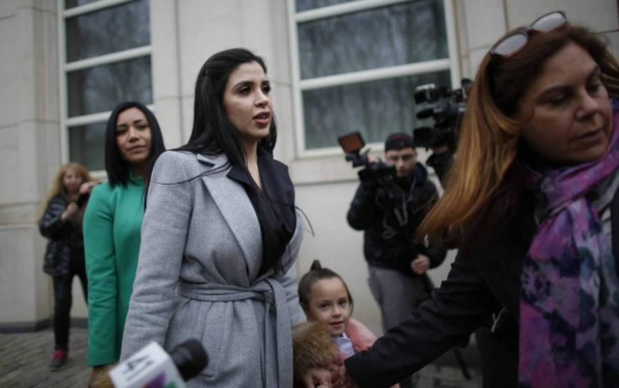 Se casaron en 2007, cuando ella cumplió 18 años. La pareja procreó dos hijas, las gemelas Emaly y María Joaquina, las únicas autorizadas por la justicia estadounidense para visitar al capo en la prisión de máxima seguridad donde se encuentra recluido en Nueva York.