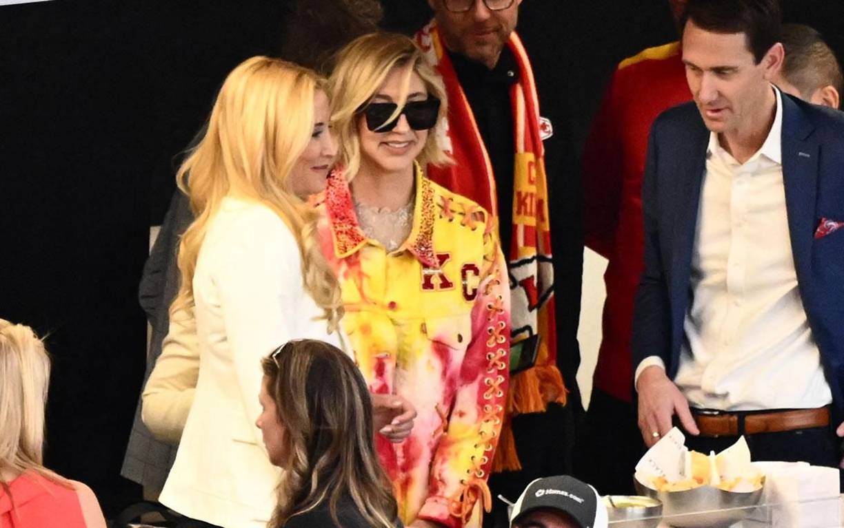 La comediante estadounidense Heidi Gardner (centro) en el Super Bowl LVIII.