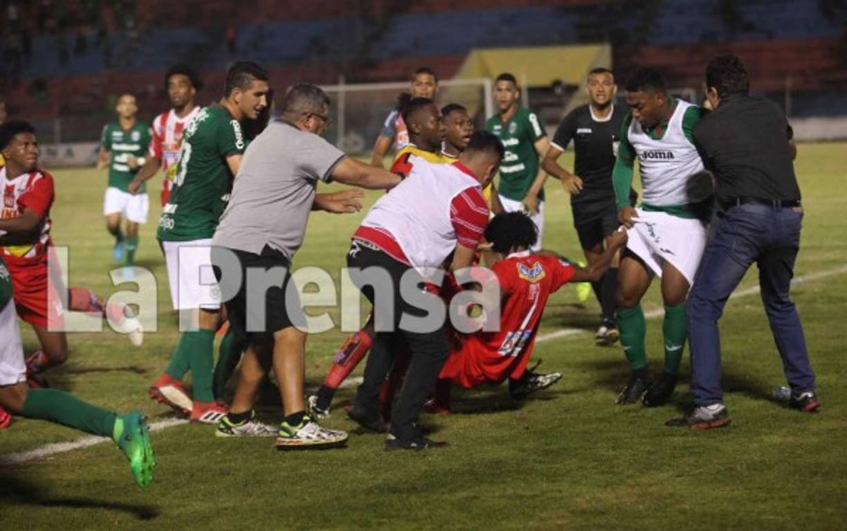 Héctor Vargas intentó detener a sus jugadores en la bronca.