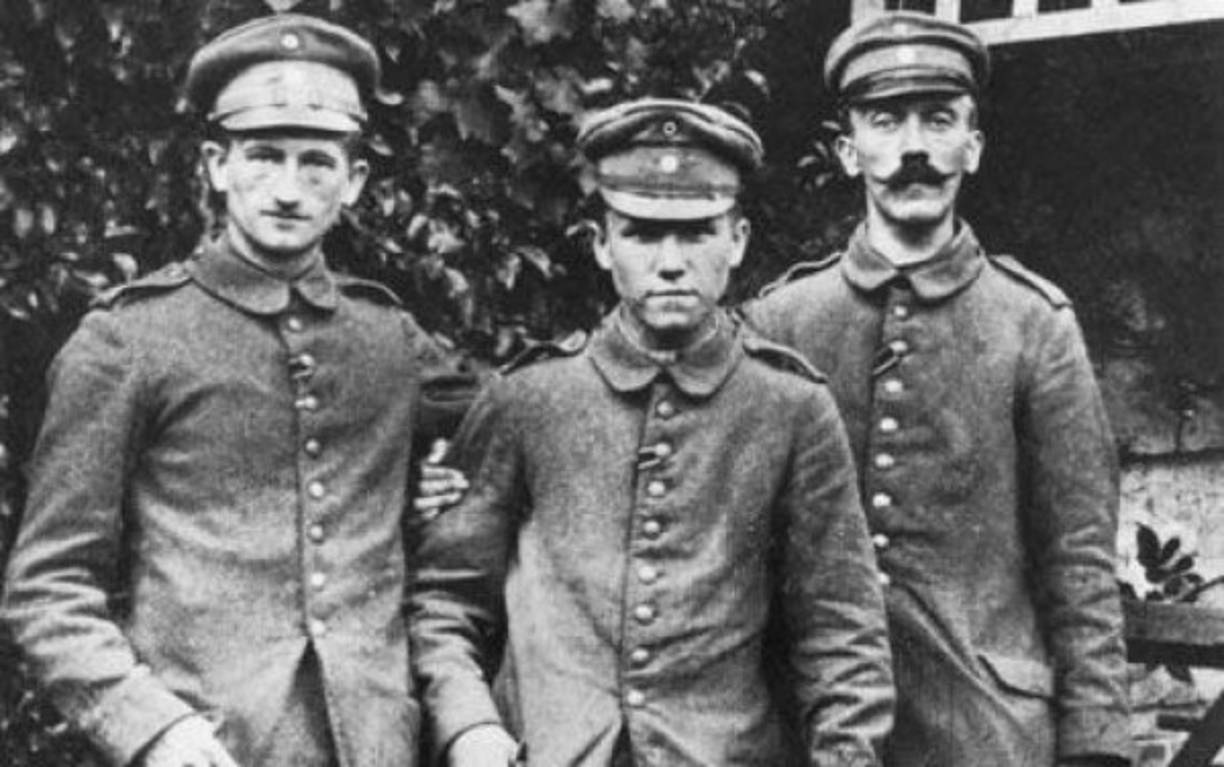 Hitler, primero del lado derecho, nunca quiso ser parte del ejército militar de su natal Austria, sin embargo se alistó de forma voluntaria al ejército alemán antes de iniciarse la Primera Guerra Mundial.
