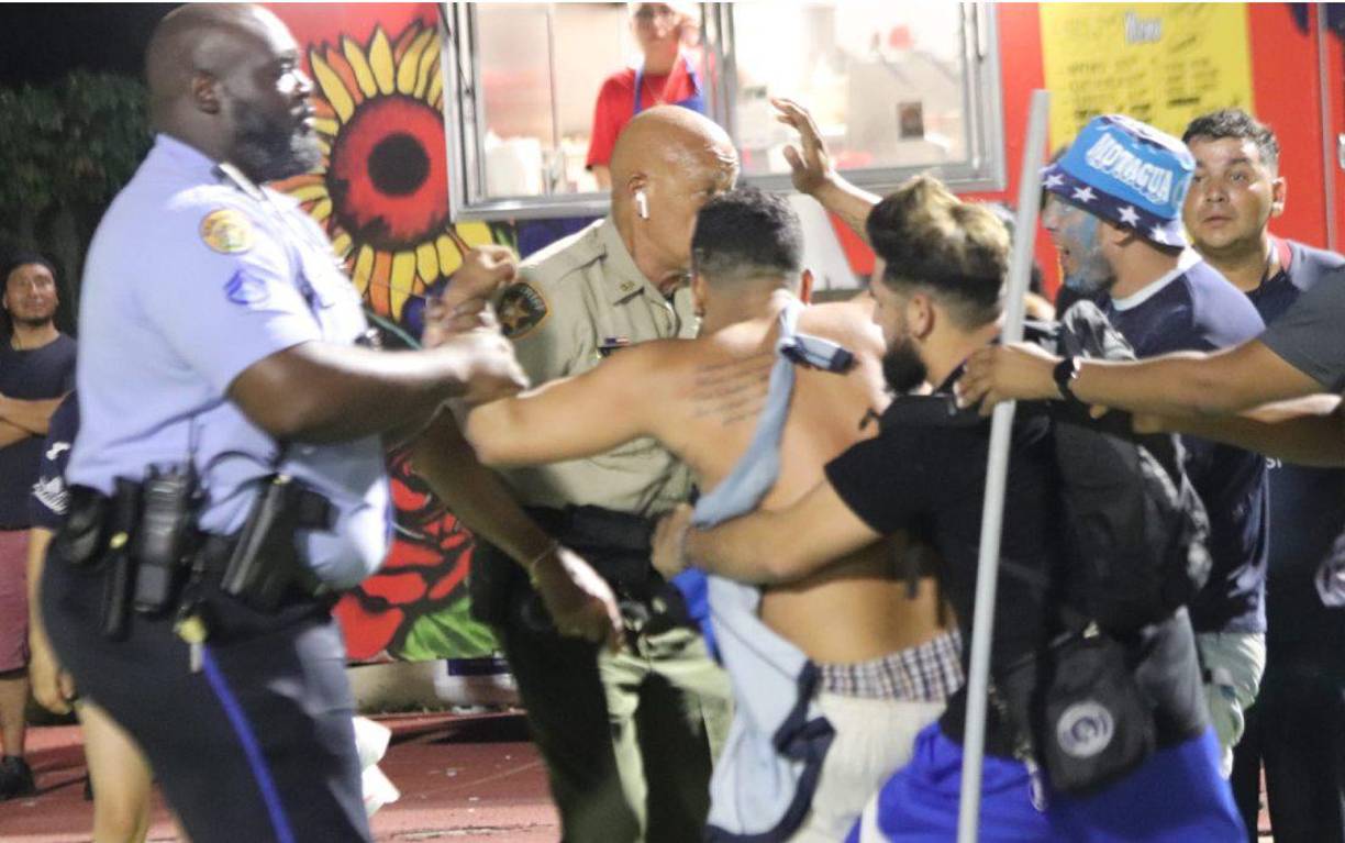 La seguridad del estadio no pudo intervenir mientras se desató la furia entre los aficionados azules.
