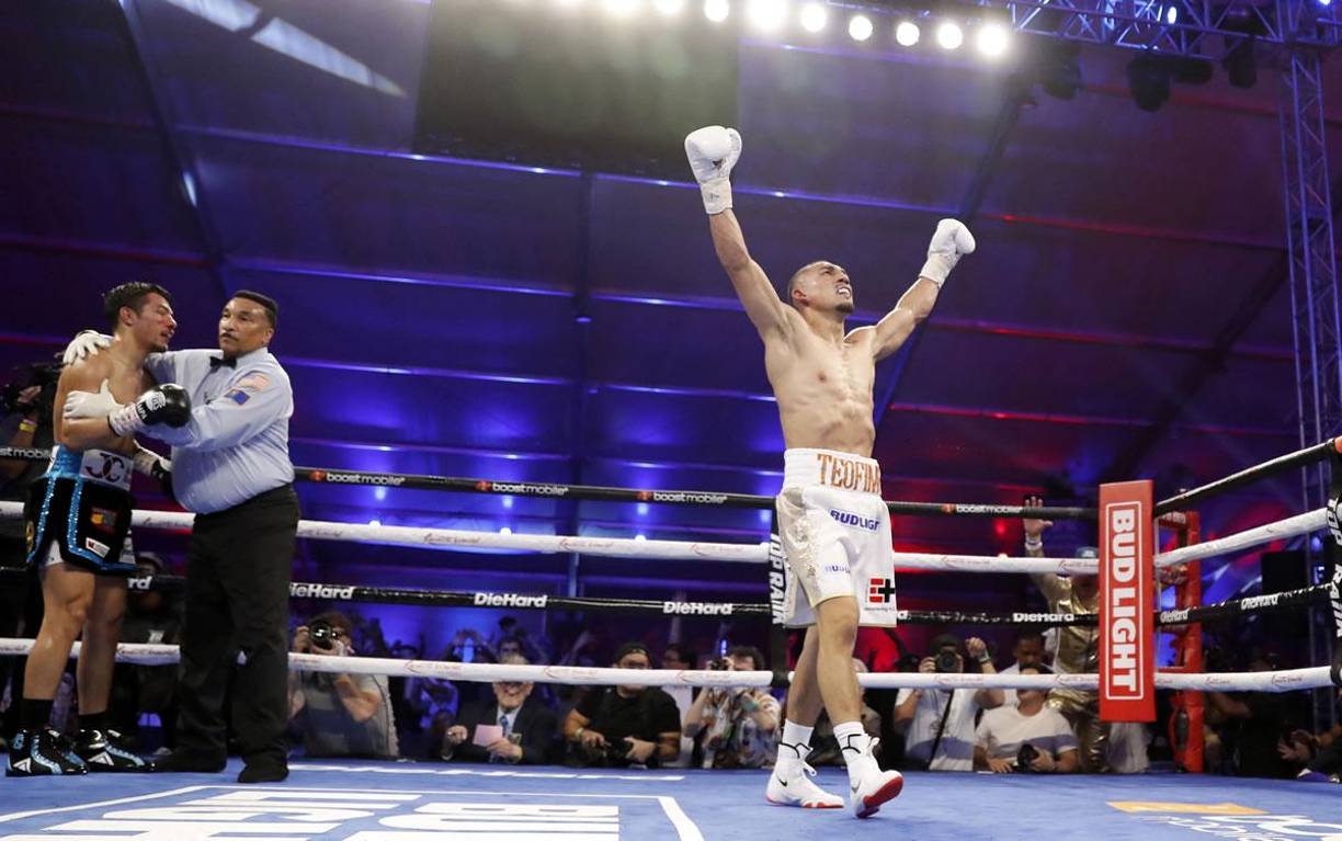 Teófimo López celebrando su victoria en el peso superligero contra Pedro Campa.